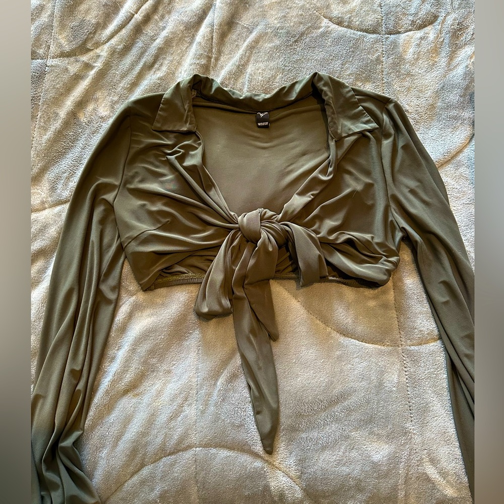 Dark green/long sleeve crop top/Adjustable tie in the front BRAND:Windsor SIZE:M
